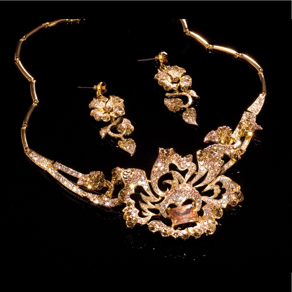 SALE WKND!! Swarovski Necklace + Earring Set